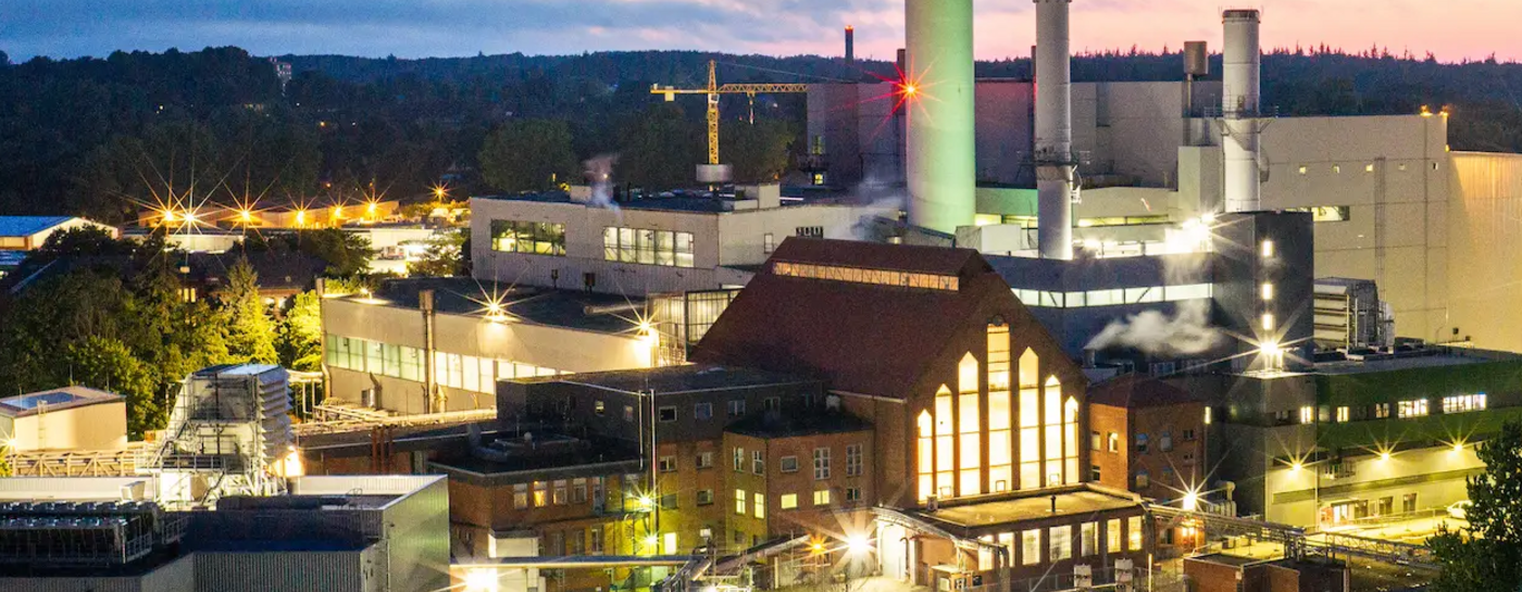 Stadtwerke Flensburg bei Nacht Drohnenaufnahme