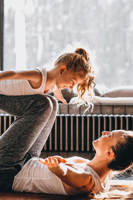 Mutter und Kind spielen im warmen Zuhause