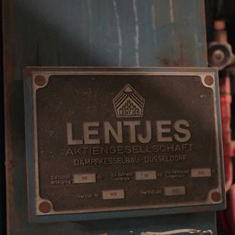 Braunes Schild mit der Aufschrift: Lentjes Aktiengesellschaft. Dampfkesselbau Düsseldorf.