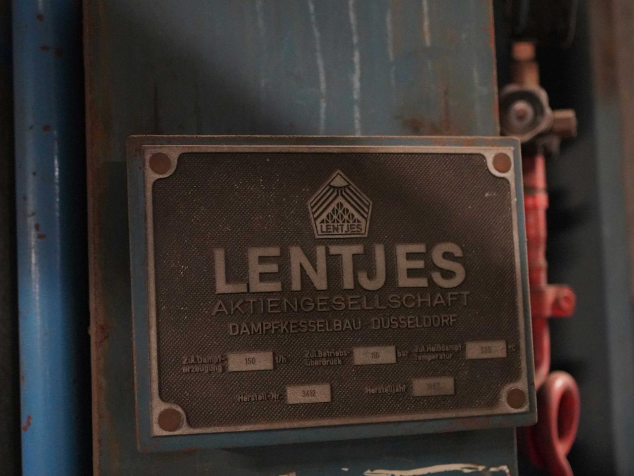 Braunes Schild mit der Aufschrift: Lentjes Aktiengesellschaft. Dampfkesselbau Düsseldorf.