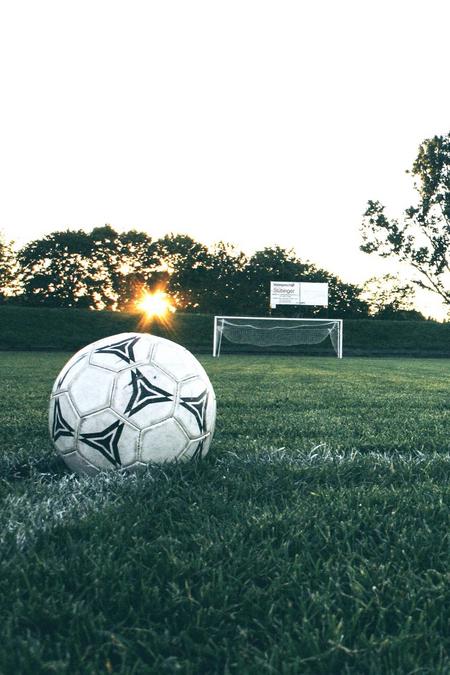 Fussball auf dem Sportplatz, wo sich die Stadtwerke Flensburg für engagieren