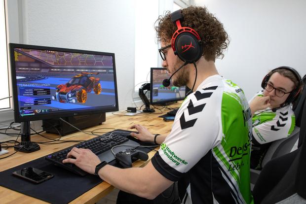Zwei E-Sportler am Computer