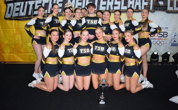 Teambild Cheerleading Mitarbeiterin Lone
