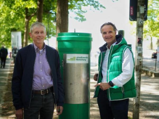 Peer Holdensen und Dirk Thole probieren das Wasser