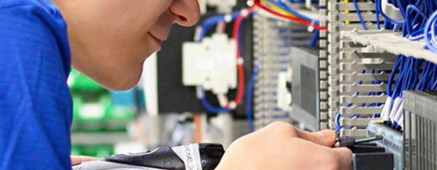 Elektroniker arbeitet an einer Steuerung
