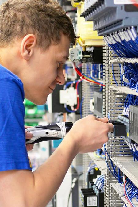 Elektroniker arbeitet an einer Steuerung