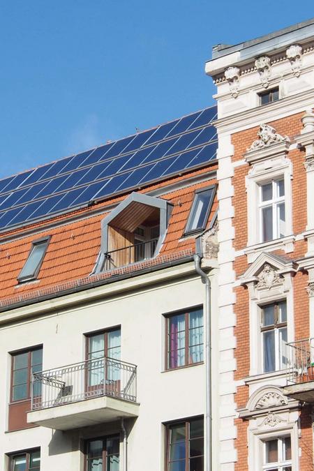 Mietwohnungen mit Solaranlagen auf dem Dach