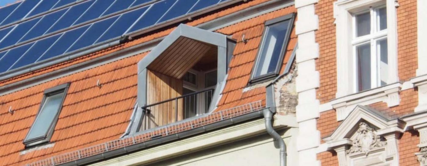 Mietwohnungen mit Solaranlagen auf dem Dach