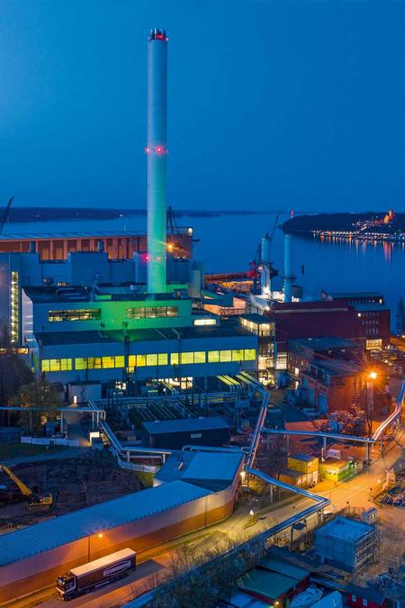 Aufnahme des Kraftwerksgelände der Stadtwerke Flensburg bei Nacht mit sicht auf die Flensburger Förde. 