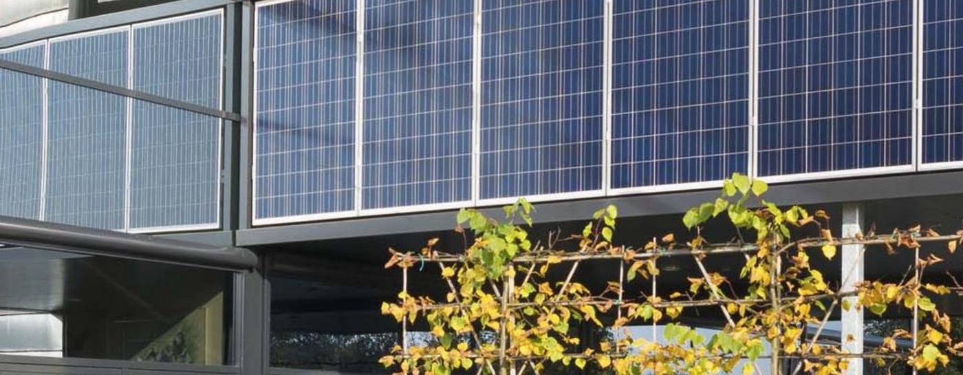Firmengebäude mit Solaranlagen