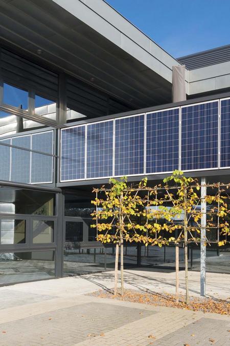 Firmengebäude mit Solaranlagen
