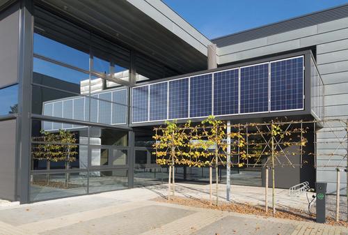 Firmengebäude mit Solaranlagen