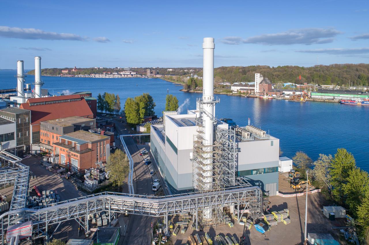 K13: Fotomotiv Kessel 13 Mit unserer neuen Gas- und Dampfturbinenanlage K13 reduzieren wir die CO2-Emissionen um 40 % bei gleicher Erzeugungsleistung. Die Anlage „Kessel 13“ kann wie sein Pendant „Kessel 12“ schon jetzt mit bis zu 15 % mit Wasserstoff betrieben werden. 