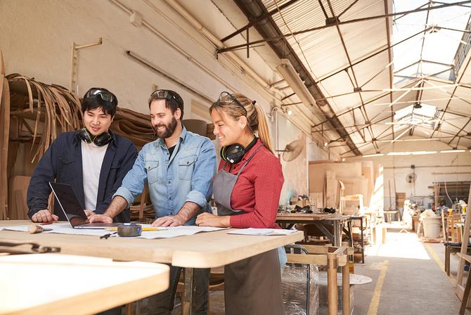 Gewerbetarif: drei Mitarbeitende arbeiten am Computer in einer Tischlerei