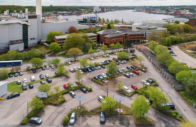 Luftaufnahme des Mitarbeiterparkplatzes richtung Flensburger Förde
