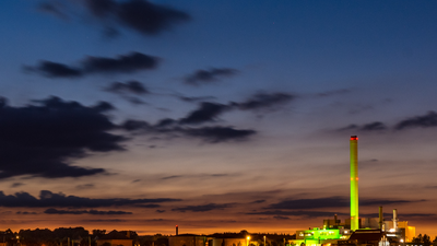 Blick über die Förde zum Kraftwerk der Stadtwerke Flensburg in der Abenddämmerung