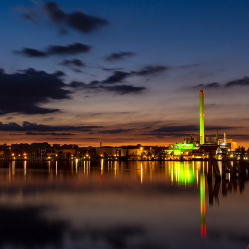 Blick über die Förde zum Kraftwerk der Stadtwerke Flensburg in der Abenddämmerung