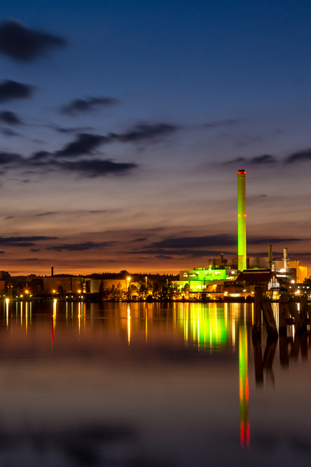 Blick über die Förde zum Kraftwerk der Stadtwerke Flensburg in der Abenddämmerung