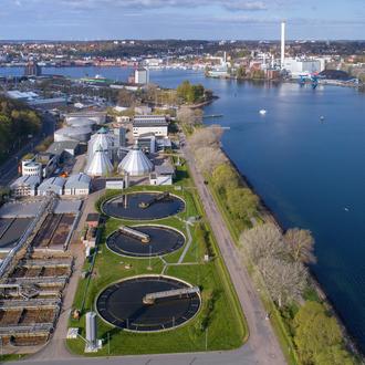 Dezentrale Einspeiser: Fotomotiv Klärwerk Im zentralen Heizkraftwerk der Stadtwerke Flensburg wird Wärme erzeugt. Aber auch andere gewerbliche und industrielle Unternehmen erzeugen Wärme. Damit diese Energie nicht verloren geht, speist z.B. das Flensburger Klärwerk seine Abwärme als dezentraler Einspeiser in das Fernwärmenetz der Flensburger Stadtwerke ein. Weitere Einspeiser könnten hinzukommen.