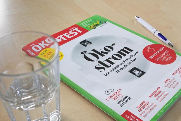 Die Zeitschrift Oeko-Test auf einem Schreibtisch