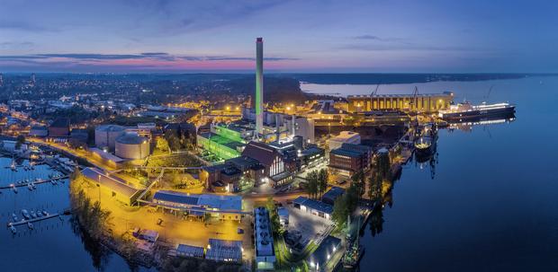Das beleuchtete Gelände der Stadtwerke Flensburg aus der Luft fotografiert