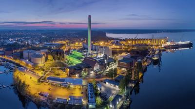 Das beleuchtete Gelände der Stadtwerke Flensburg aus der Luft fotografiert