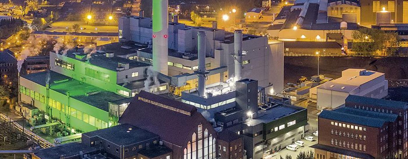Das beleuchtete Gelände der Stadtwerke Flensburg aus der Luft fotografiert
