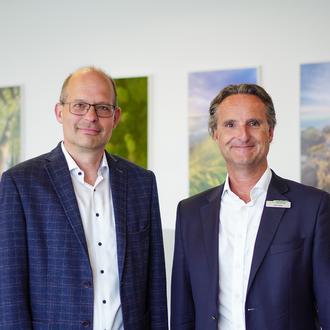 v. l. n. r.: Die Geschäftsführer der Stadtwerke Flensburg - Karsten Müller-Janßen und Dirk Thole. Mit der Strategie „SWFL 21.x: Kurs grün und digital“ haben sich die Stadtwerke Flensburg auf die gewachsenen Herausforderungen des Energiemarktes ausgerichtet. Der Fokus liegt dabei klar auf dem Handlungsdreieck Kunde, Dekarbonisierung und Digitalisierung.