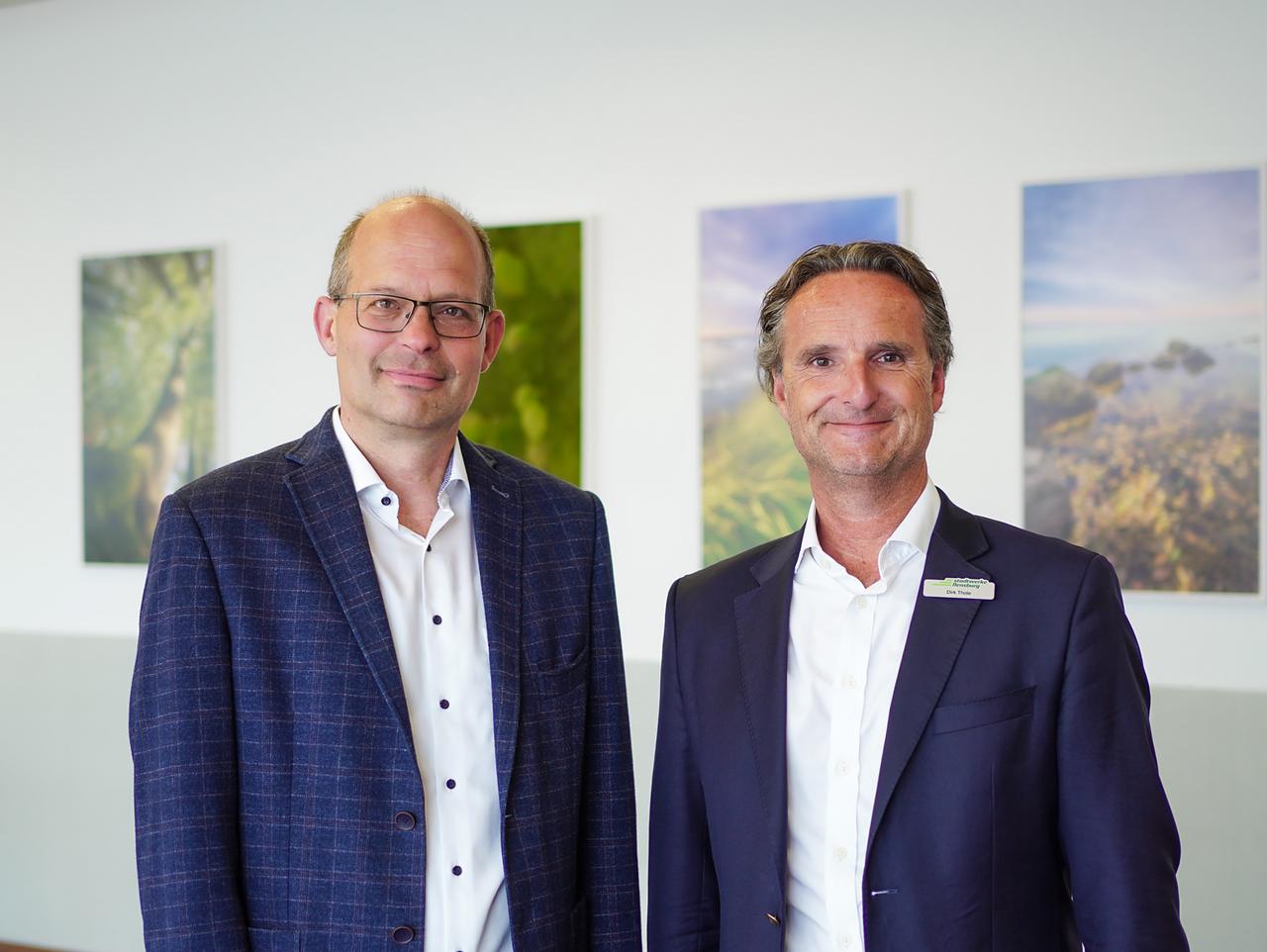v. l. n. r.: Die Geschäftsführer der Stadtwerke Flensburg - Karsten Müller-Janßen und Dirk Thole. Mit der Strategie „SWFL 21.x: Kurs grün und digital“ haben sich die Stadtwerke Flensburg auf die gewachsenen Herausforderungen des Energiemarktes ausgerichtet. Der Fokus liegt dabei klar auf dem Handlungsdreieck Kunde, Dekarbonisierung und Digitalisierung.