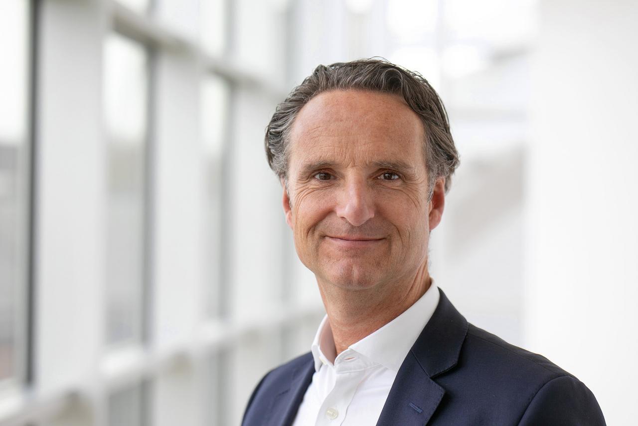 Portrait Dirk Thole: Mit der Strategie „SWFL 21.x: Kurs grün und digital“ haben sich die Stadtwerke Flensburg auf die gewachsenen Herausforderungen des Energiemarktes ausgerichtet. Der Fokus liegt dabei klar auf dem Handlungsdreieck Kunde, Dekarbonisierung und Digitalisierung