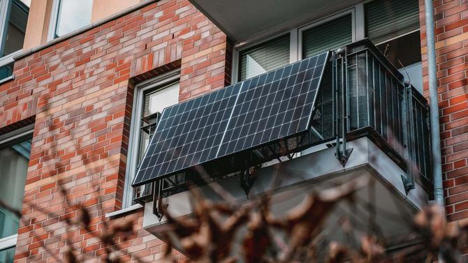 Minisolaranlage mit zwei Elementen am Balkon eines Mehrfamilienhauses.