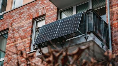 Minisolaranlage angebracht an einem Balkon.