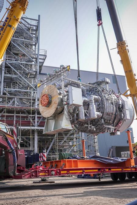 Foto von der neuen Turbine des Kessels 13 am Tag der Anlieferung.