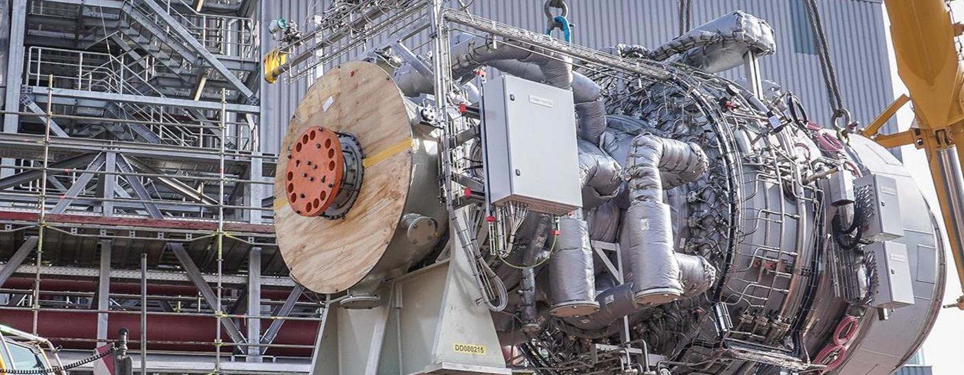 Foto von der neuen Turbine des Kessels 13 am Tag der Anlieferung.