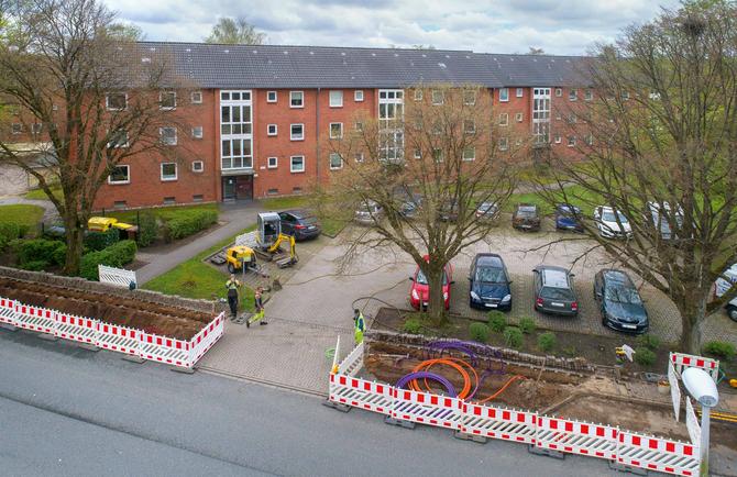 Luftaufnahme einer echten Glasfaser Baustelle in Flensburg.