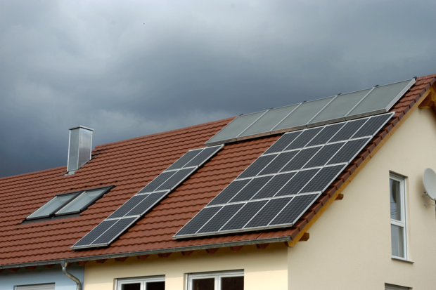 Foto von einer PV-Anlage auf einem Einfamilienhaus. 