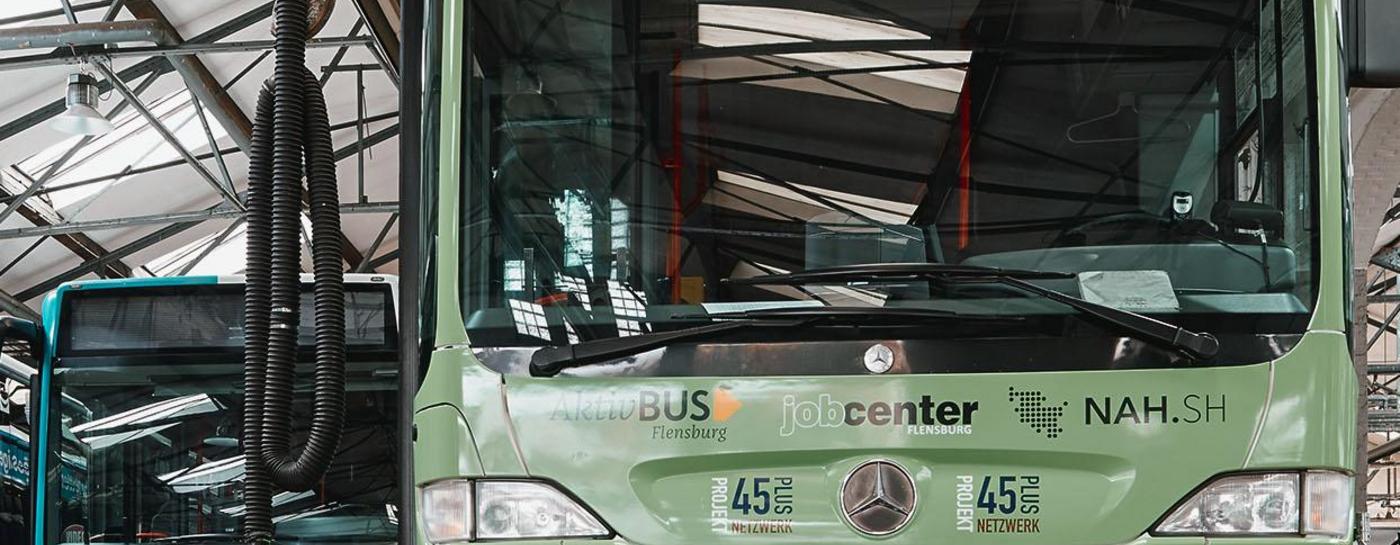 Bus von AktivBus auf der Hebebühne in Werkstatt