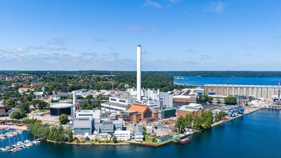 Drohnenbild von Stadtwerke Flensburg mit den Kraftwerksanlagen von der Wasserseite