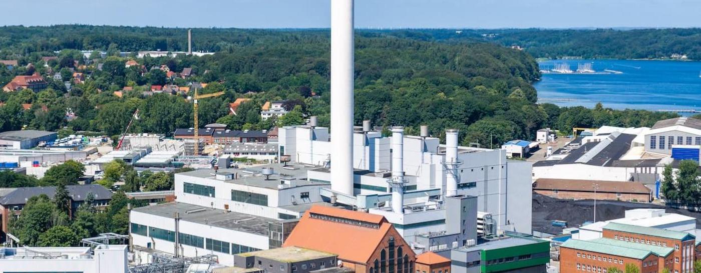 Drohnenbild von Stadtwerke Flensburg mit den Kraftwerksanlagen von der Wasserseite