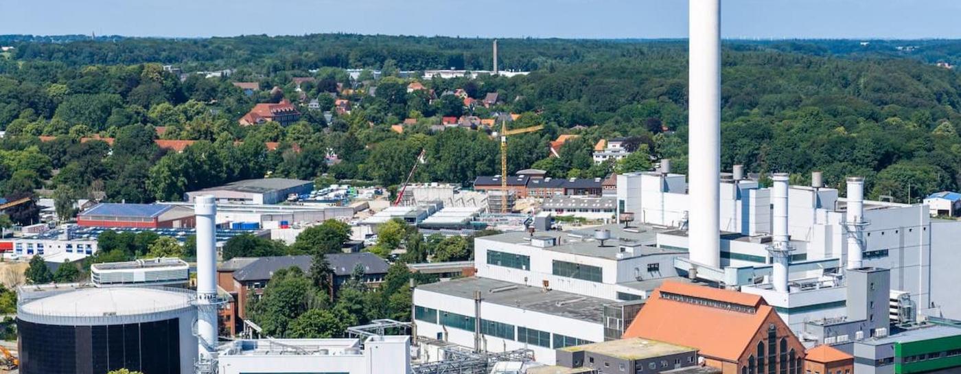 Drohnenbild von Stadtwerke Flensburg mit den Kraftwerksanlagen von der Wasserseite