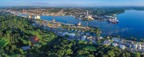 Panoramaaufnahme über ganz Flensburg und den Hafen