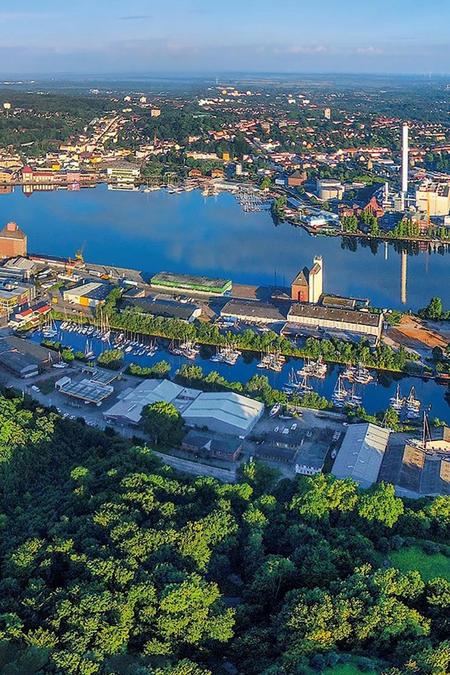 Panoramaaufnahme über ganz Flensburg und den Hafen