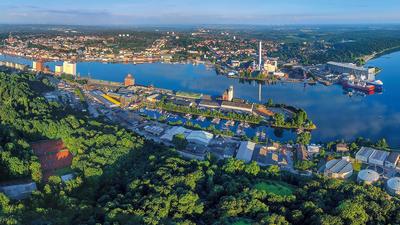 Panoramaaufnahme über ganz Flensburg und den Hafen