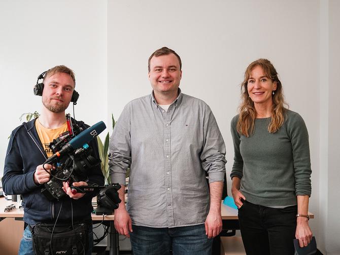 Timo Schöber mit Filmteam des BR