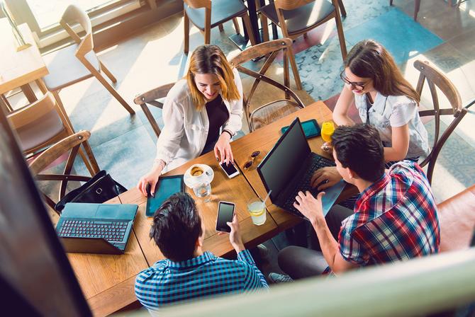 Gewerbetarif: Co-Working im Team um einem Tisch