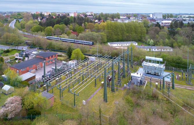 Luftaufnahme eines Umspannwerkes für Strom der Stadtwerke Flensburg.