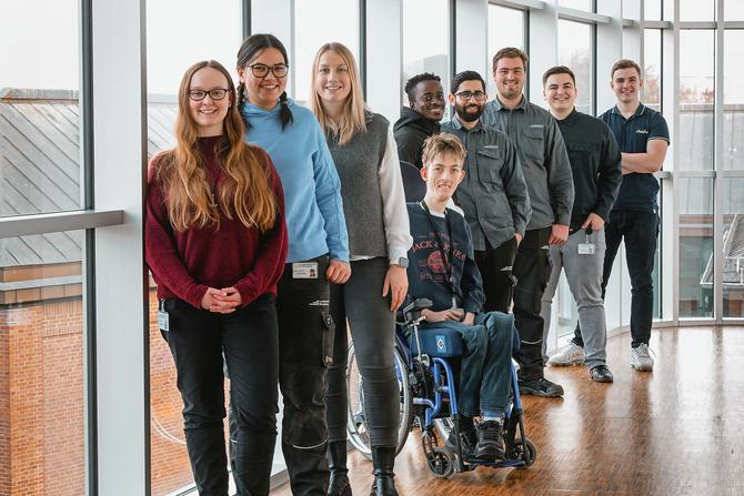 Gruppenbild Azubis vor Fensterfront