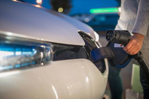 Ein E-Auto wird gerade an den Ladestrom angeschlossen. 
