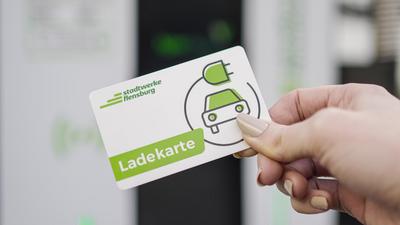 Eine weibliche Hand hält eine Ladekarte der Stadtwerke Flensburg.