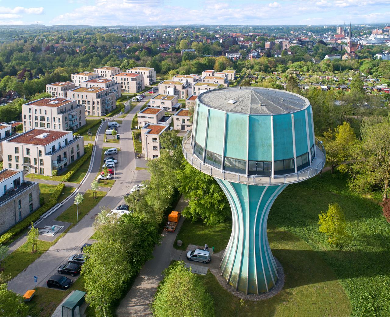 Ein Rundgang mit Aussichtsplattform im Wasserturm Mürwik im Osten der Stadt führt Besucher in 26 Metern Höhe um den großen Wasserspeicher, der 1,5 Millionen Liter Trinkwasser speichert. Gebaut 1960 – 1962.